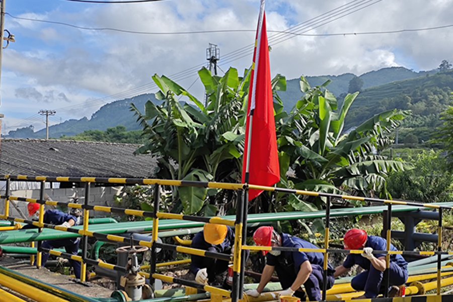 除锈刷漆 防护管道——普洱制盐突击队在行动